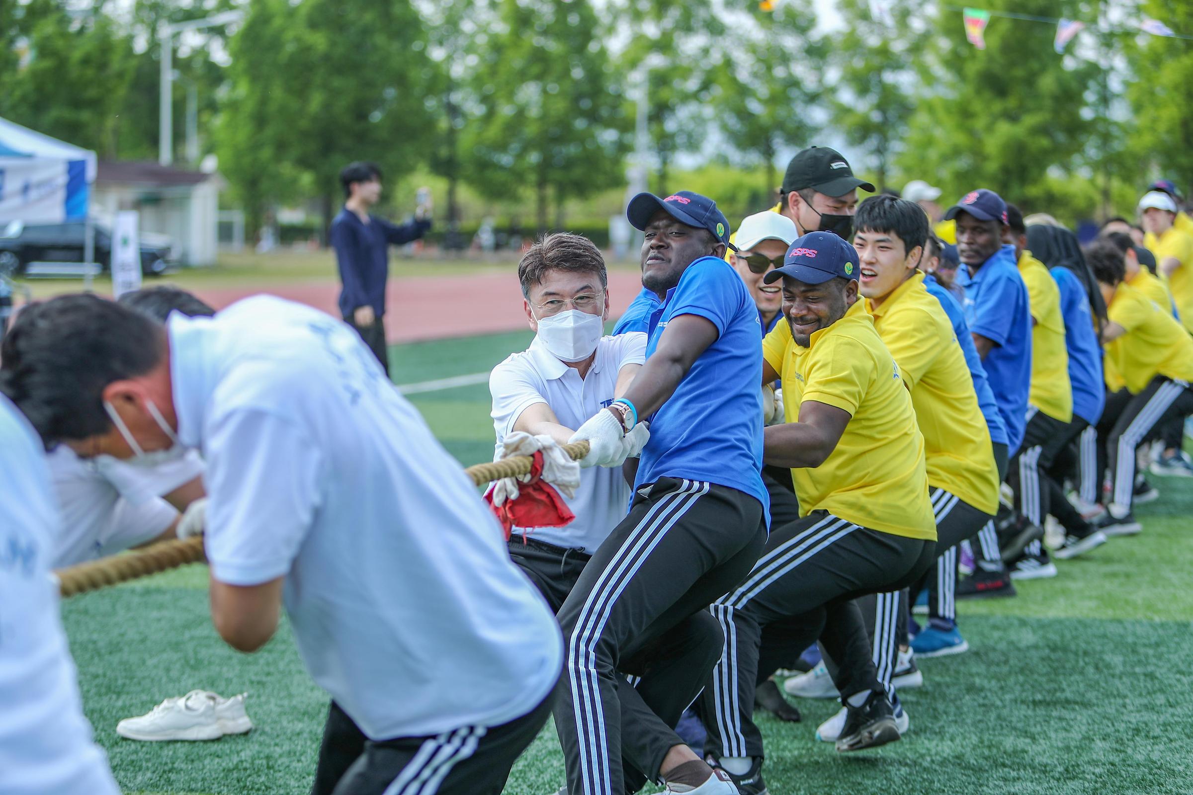 사람, 야외, 의류, 신발류이(가) 표시된 사진

자동 생성된 설명