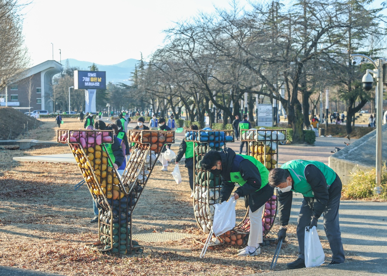 야외, 나무, 하늘, 의류이(가) 표시된 사진

자동 생성된 설명